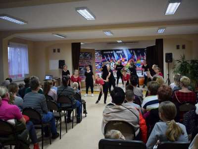 Zdjęcie przedstawia grupę taneczną podczas występu 