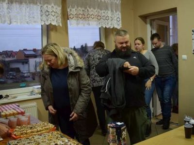 Zdjęcie przedstawia osoby kupujące produkty podczas finału WOŚP
