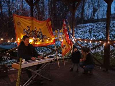 Zdjęcie przedstawia mężczyznę grającego na instrumencie 
