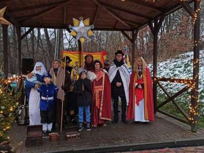 Zdjęcie przedstawia ludzi w przebraniach 