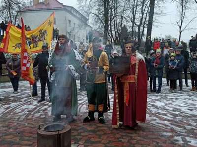 Zdjęcie przedstawia ludzi w przebraniach 