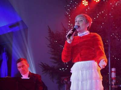 Wokalistka na scenie