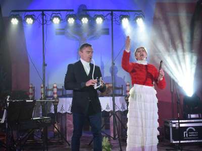 Mężczyzna oraz kobieta grają na instrumentach na scenie