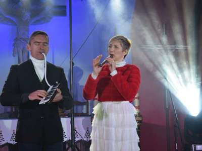 Mężczyzna oraz kobieta grają na instrumentach na scenie