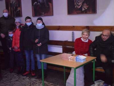 Kolejka ustawia się po autografy