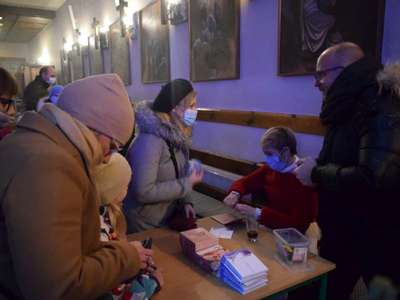 Kolejka ustawia się po autografy