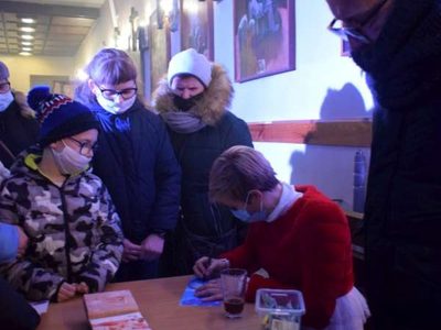 Kolejka ustawia się po autografy