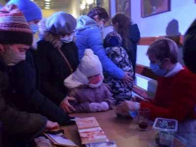 Kolejka ustawia się po autografy