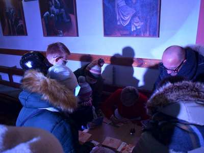 Kolejka ustawia się po autografy