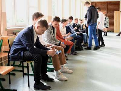 Uczniowie oczekujący na egzamin