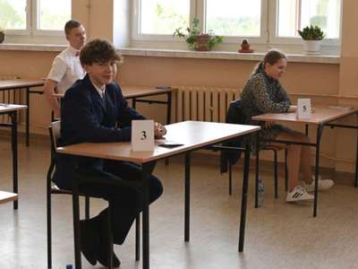 Uczniowie w sali