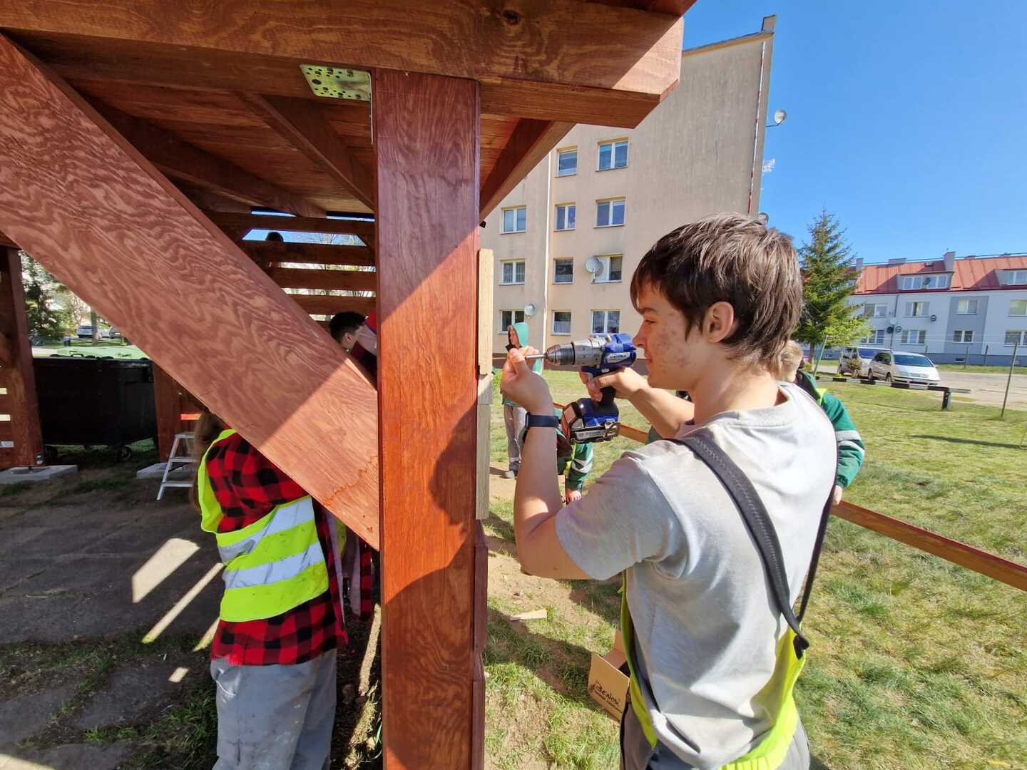 Uczniowie budują kolejną wiatę 