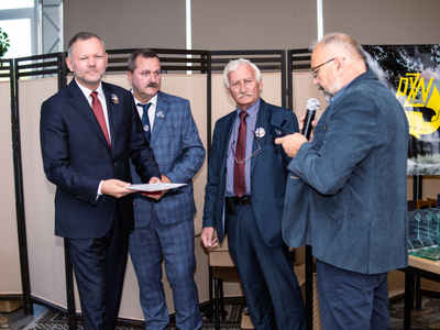 Prezes ZO w Gdańsku udekorował burmistrza Arkadiusza Glinieckiego medalem Zarządu Głównego PZW za zasługi w rozwoju wędkarstwa