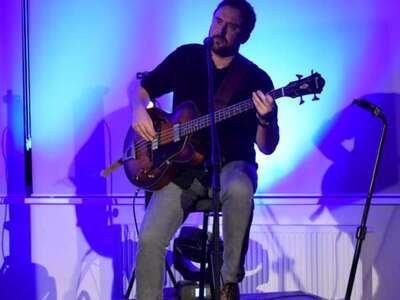 Gitarzystą basowym jest Patryk Wendrowski