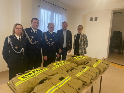 Ochotnicy z OSP Czarna Woda otrzymali 6 kompletów ubrań.