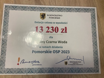 Ochotnicy z OSP Czarna Woda otrzymali 6 kompletów ubrań. 