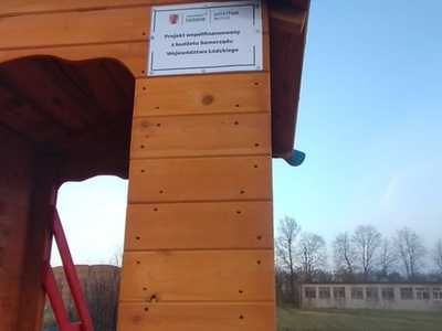 Tabliczka przymocowana do zjeżdżalni treści: Projekt współfinansowany z budżetu Samorządu Województwa Łódzkiego