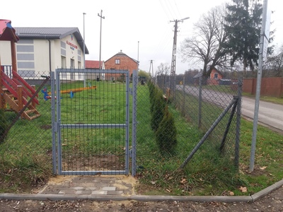 Furtka na plac zabaw w miejscowości Góra