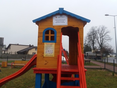 Na zdjęciu: zjeżdżalnia w formie domku.