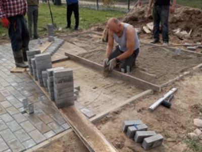 Mężczyzna układający kostkę brukową