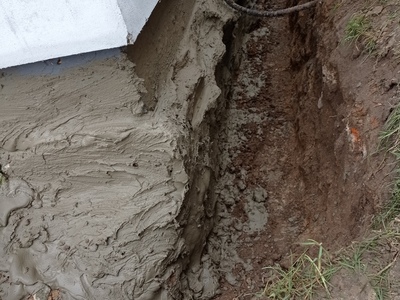 Widok na remontowany fundament kapliczki
