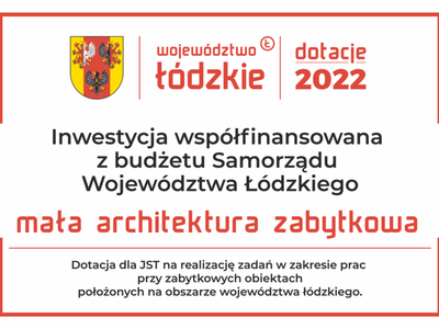 Tablica z napisem: "Inwestycja współfinansowana z budżetu Samorządu Województwa Łódzkiego, mała architektura zabytkowa"
