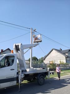Samochód z wysięgnikiem i koszem