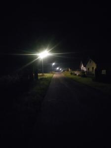 Ulica nocą oświetlana przez nowe lampy