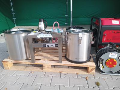 Agregat prądotwórczy, przedłużacz, taboret gastronomiczny, zestaw naczyń plenerowych