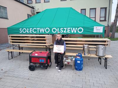 Sołtys sołectwa Olszewo wraz z zakupionym sprzętem