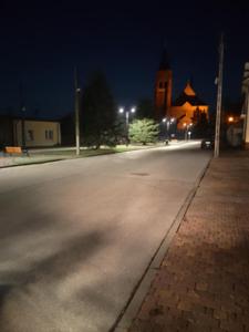Zamontowane lampy ledowe świecące nocą