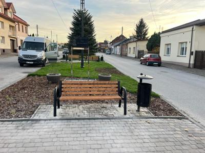 Ławka na placu Św. Jana Pawła II