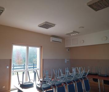 Widok na salę główną z zawieszonym klimatyzatorem