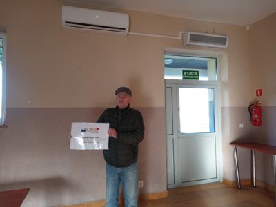 Sołtys Zbigniew Rudnicki stojący pod klimatyzatorem