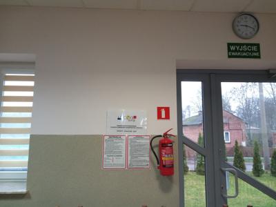 Widok na ścianę przy drzwiach