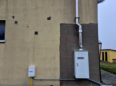 Elementy instalacji gazowej zamontowane na budynku