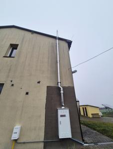 Elementy instalacji gazowej zamontowane na budynku