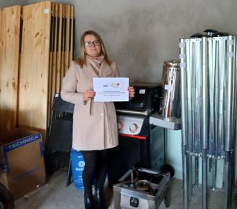 Pani Sołtys wśród zakupionego sprzętu