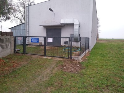 Brama wjazdowa do budynku stacji uzdatniania wody