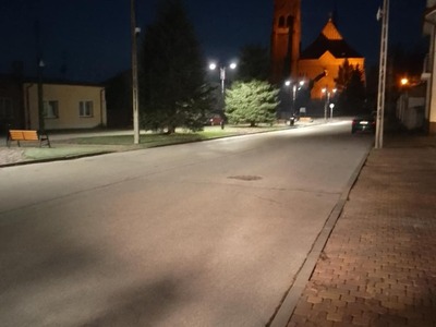 Zamontowane lampy ledowe świecące nocą
