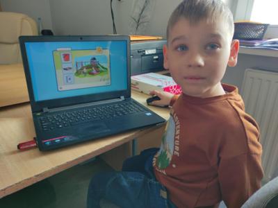 Chłopiec przy laptopie