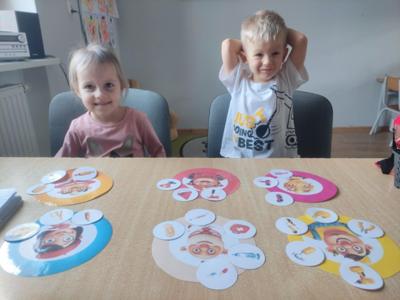 Dzieci grające w gry edukacyjne