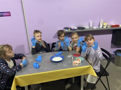 Dzieci uczestniczą w warsztatach