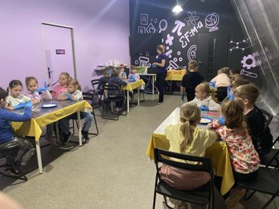 Dzieci uczestniczą w warsztatach