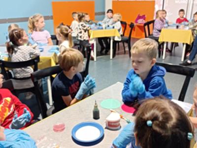 Dzieci uczestniczą w warsztatach