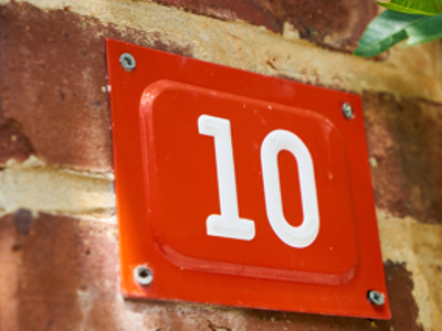 Tabliczka z numerem na budynku