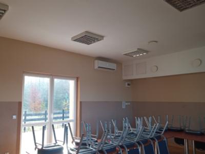 Widok na salę główną z zawieszonym klimatyzatorem