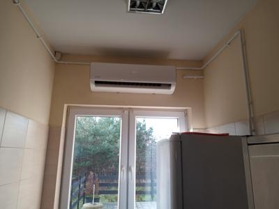 Klimatyzator zawieszony w kuchni świetlicy wiejskiej