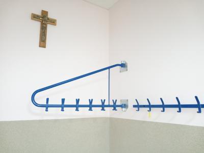 Wieszak na ubrania zamontowany na ścianie