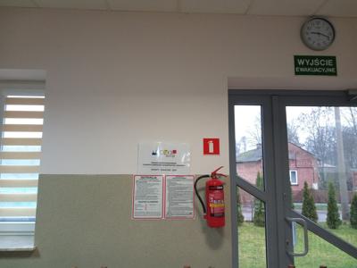 Widok na ścianę przy drzwiach